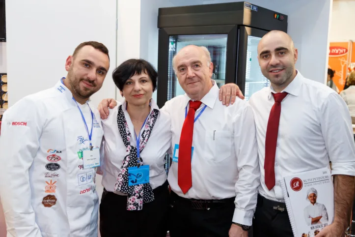 מנהלי החברה רות פטיפורים מפעל לייצור טארטלטים, רישוטי שוקולד, פחזניות, בסיסי פאי ועוד